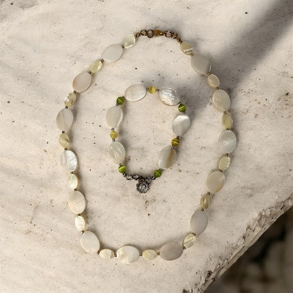 Elegant Mother of Pearl Necklace and Bracelet Set
